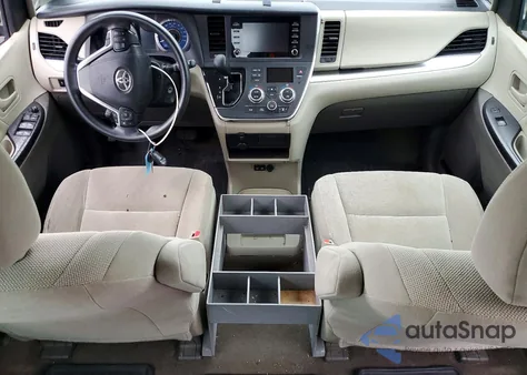 2018 Toyota Sienna L z USA, uszkodzony, nr VIN 5TDZZ3DCXJS954160